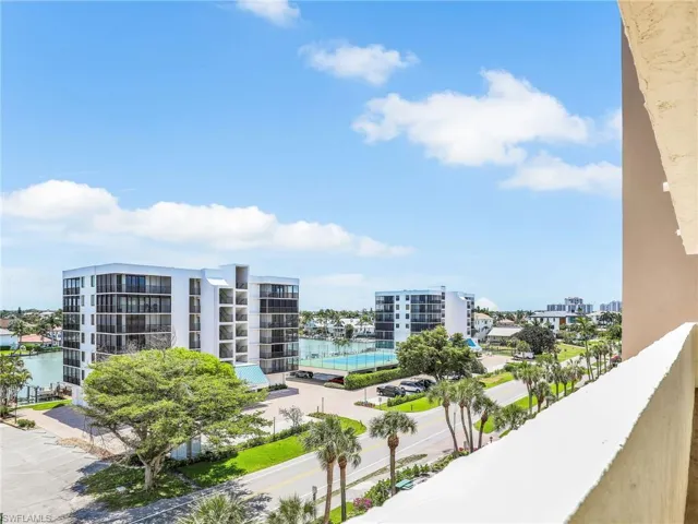 10525  Gulf Shore  DR, Naples, FL 34108