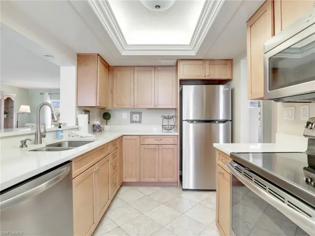 10525  Gulf Shore  DR, Naples, FL 34108