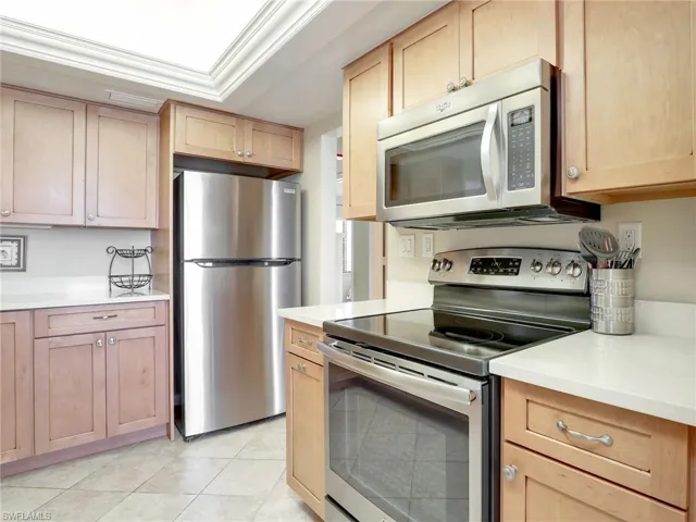 10525  Gulf Shore  DR, Naples, FL 34108