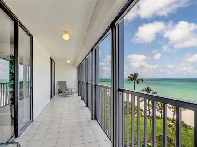 10525  Gulf Shore  DR, Naples, FL 34108