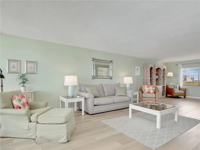 10525  Gulf Shore  DR, Naples, FL 34108