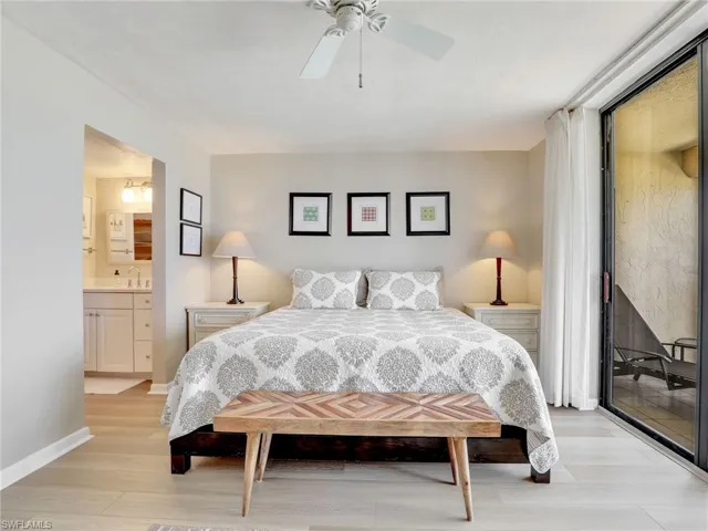 10525  Gulf Shore  DR, Naples, FL 34108