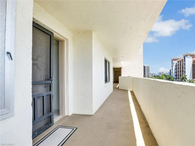 10525  Gulf Shore  DR, Naples, FL 34108
