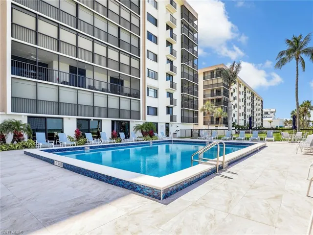 10525  Gulf Shore  DR, Naples, FL 34108