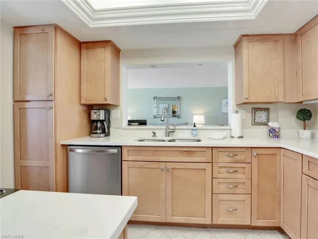 10525  Gulf Shore  DR, Naples, FL 34108