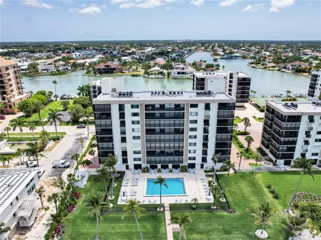 10525  Gulf Shore  DR, Naples, FL 34108