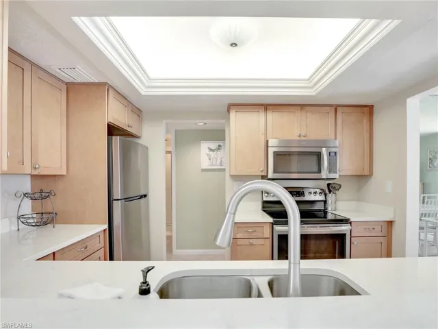 10525  Gulf Shore  DR, Naples, FL 34108