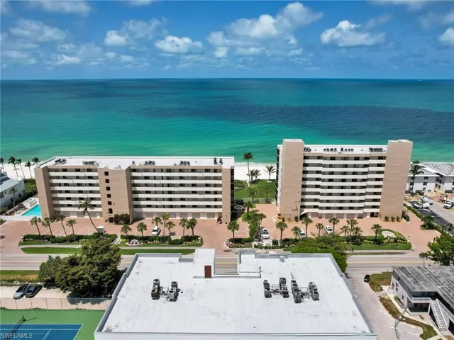 10525  Gulf Shore  DR, Naples, FL 34108