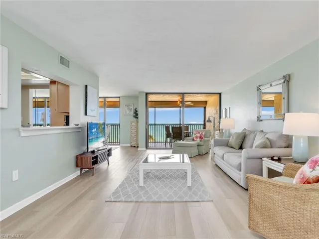10525  Gulf Shore  DR, Naples, FL 34108