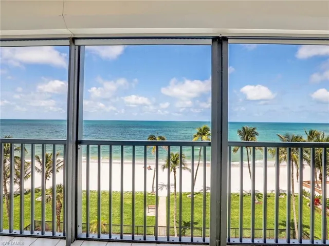 10525  Gulf Shore  DR, Naples, FL 34108