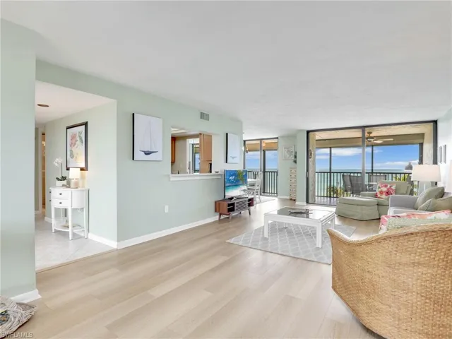 10525  Gulf Shore  DR, Naples, FL 34108