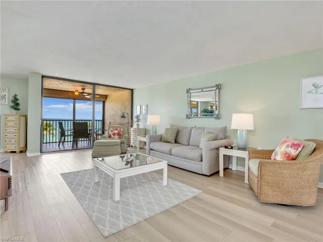 10525  Gulf Shore  DR, Naples, FL 34108