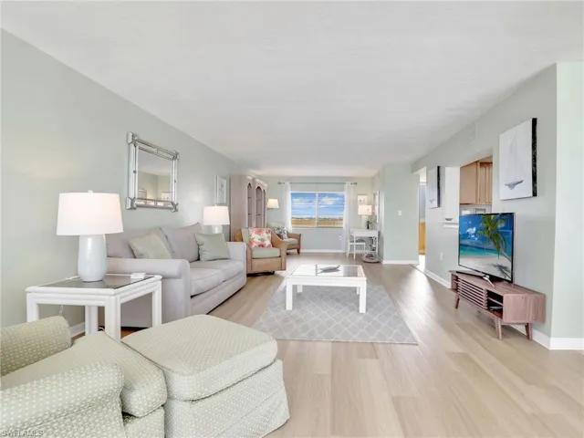 10525  Gulf Shore  DR, Naples, FL 34108