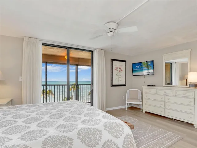 10525  Gulf Shore  DR, Naples, FL 34108