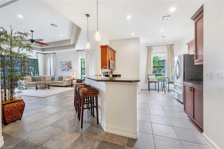 Kitchen & Bar area