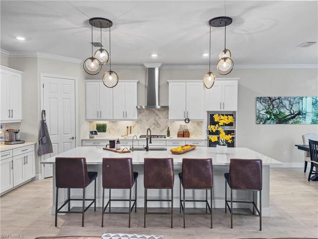 Oversize kitchen island, perfect for guests or a quick meal.