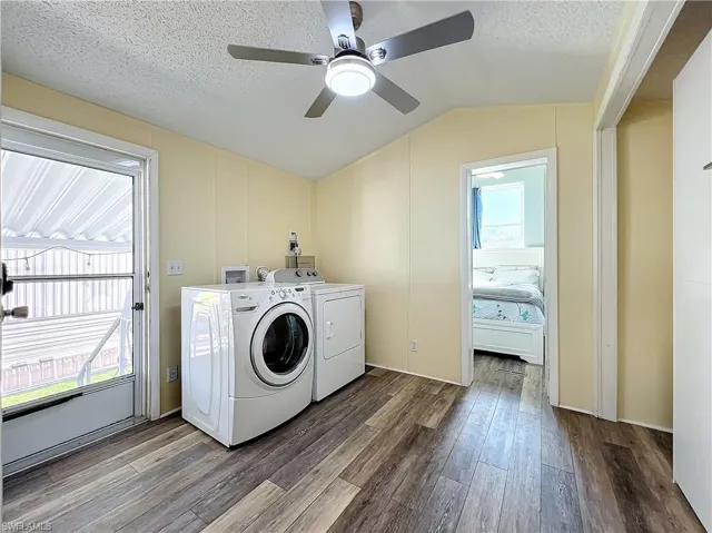 Laudnry room/bonus room with separate washer and dryer, a textured ceiling, and a ceiling fan