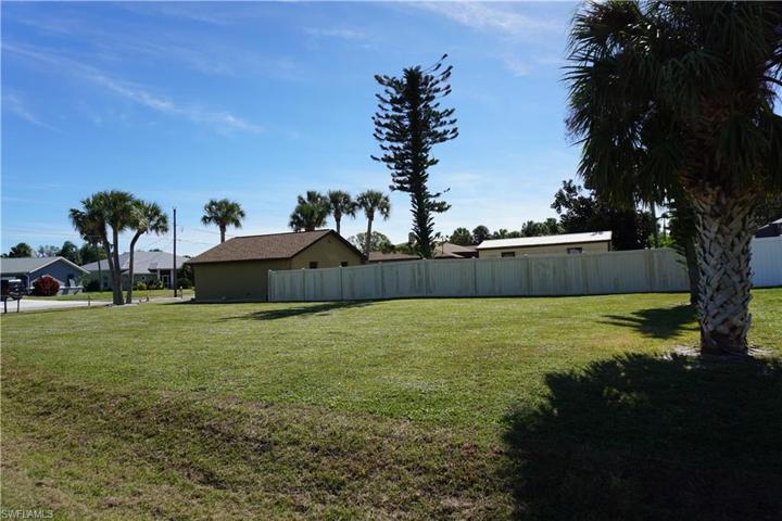 Right side of garage with plenty of room for boat and RV