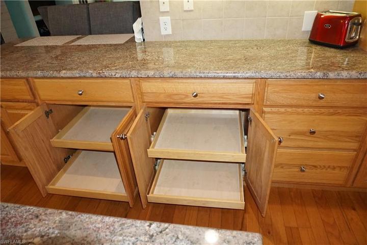 Pull-out drawers and pots & pans drawers