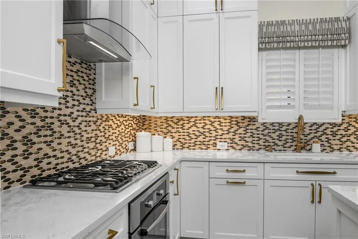 Natural gas range for gourmet meals...under counter lighting