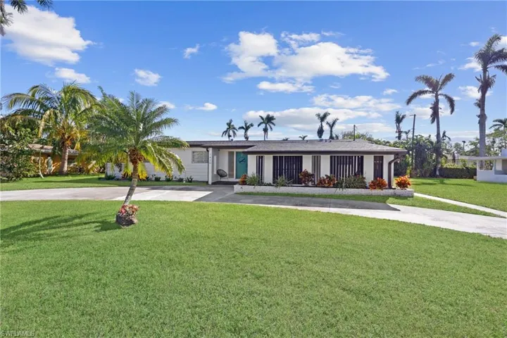 Ranch-style house with a front lawn