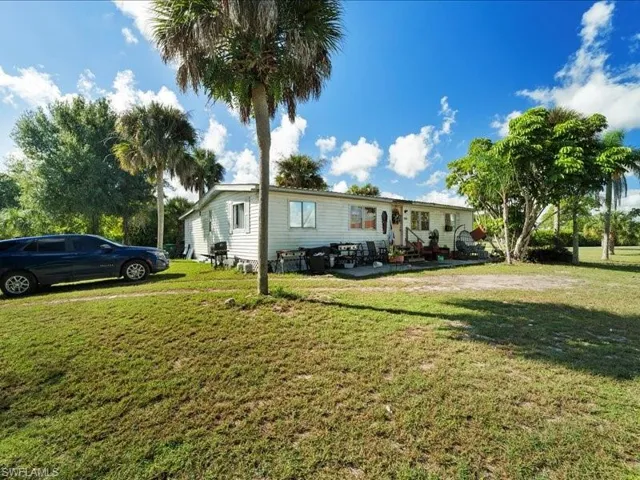 Manufactured / mobile home with a front lawn
