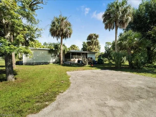 Manufactured / mobile home with a front yard