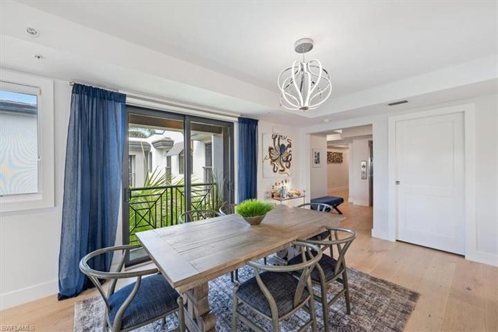 985  8th S AVE, Naples, FL 34102