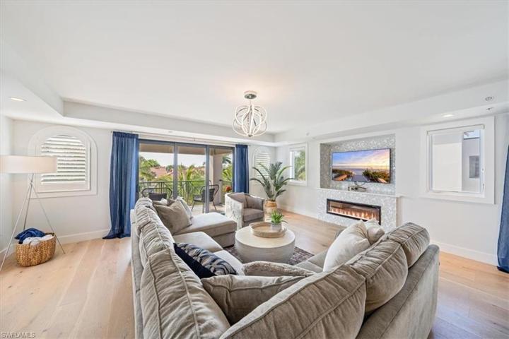 985  8th S AVE, Naples, FL 34102