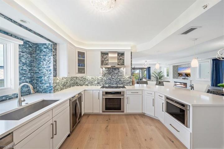 985  8th S AVE, Naples, FL 34102