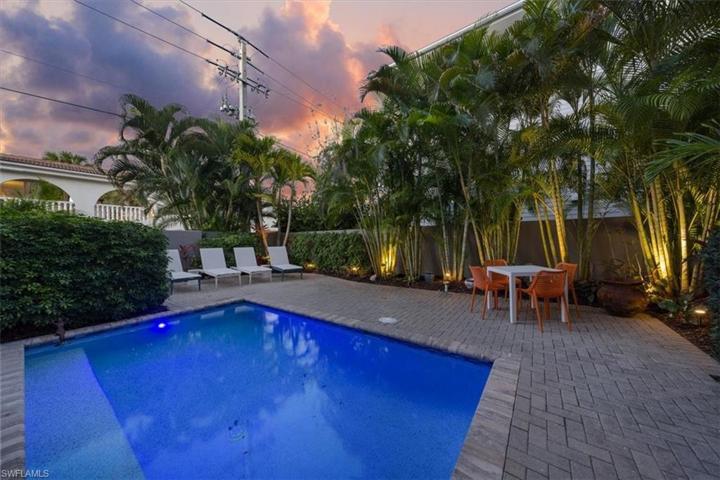985  8th S AVE, Naples, FL 34102