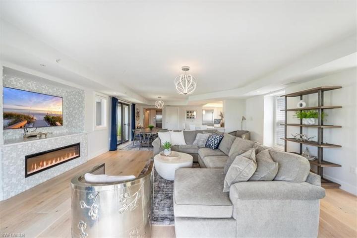 985  8th S AVE, Naples, FL 34102