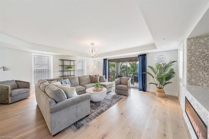 985  8th S AVE, Naples, FL 34102