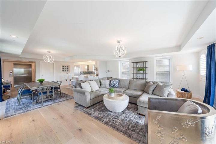 985  8th S AVE, Naples, FL 34102