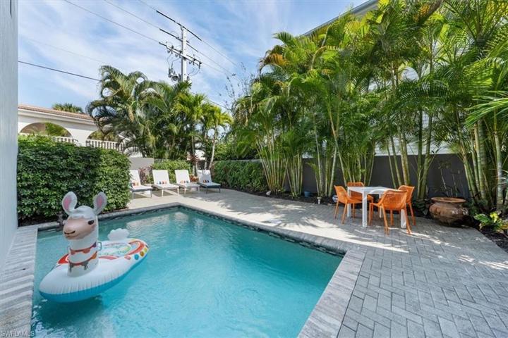 985  8th S AVE, Naples, FL 34102