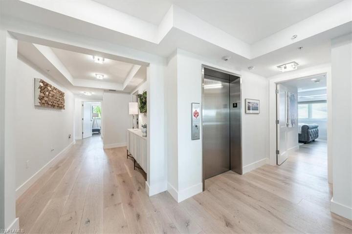 985  8th S AVE, Naples, FL 34102