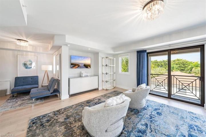 985  8th S AVE, Naples, FL 34102