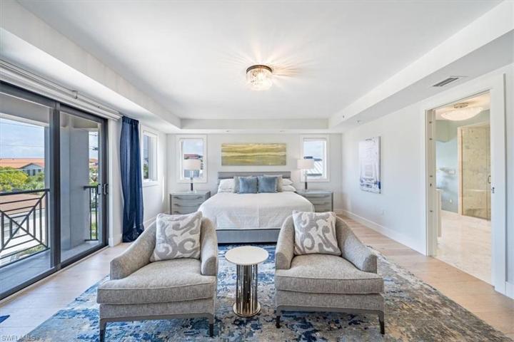 985  8th S AVE, Naples, FL 34102