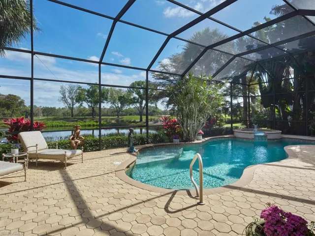 Large deck, lovely pool and spa and again that fabulous view
