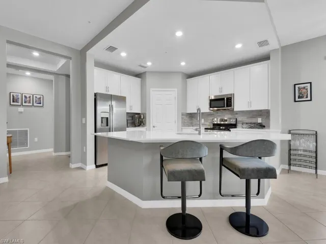 Kitchen w/ Breakfast Bar