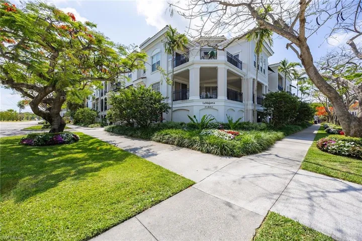411  6th S ST, Naples, FL 34102