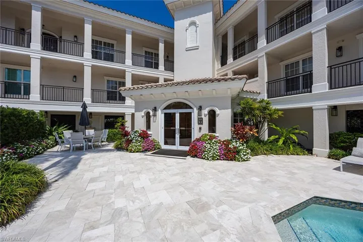 411  6th S ST, Naples, FL 34102