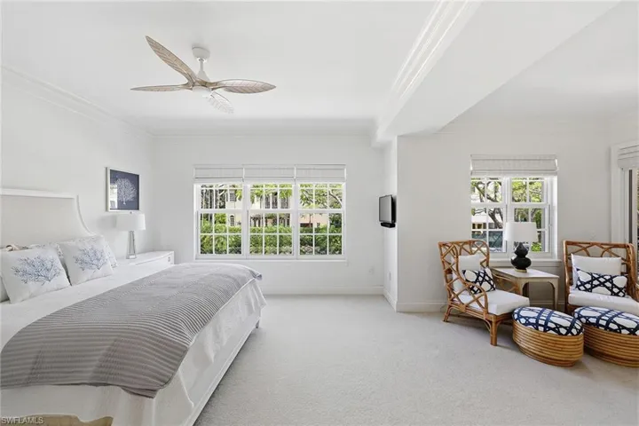 411  6th S ST, Naples, FL 34102