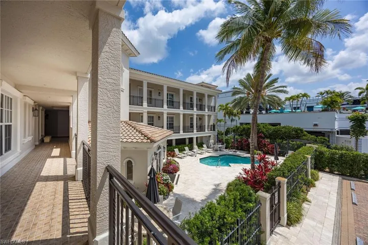 411  6th S ST, Naples, FL 34102