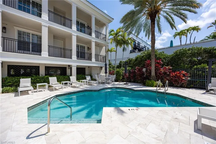 411  6th S ST, Naples, FL 34102
