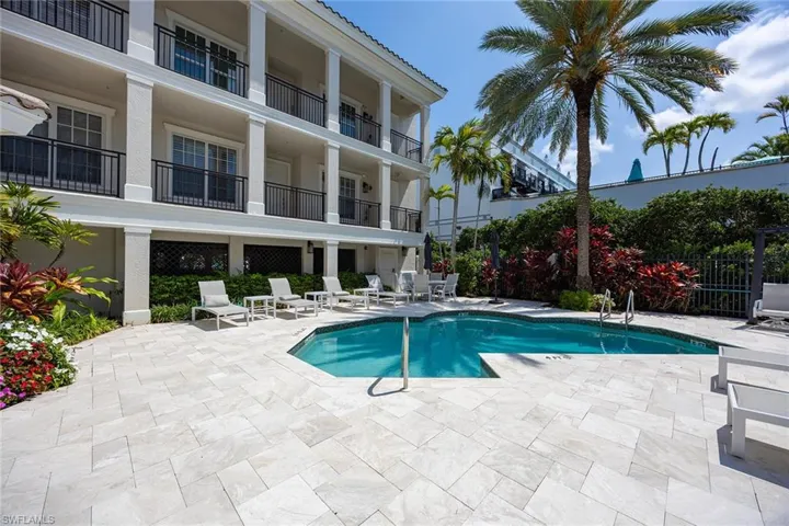 411  6th S ST, Naples, FL 34102