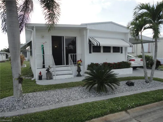 View of front of property featuring a front lawn