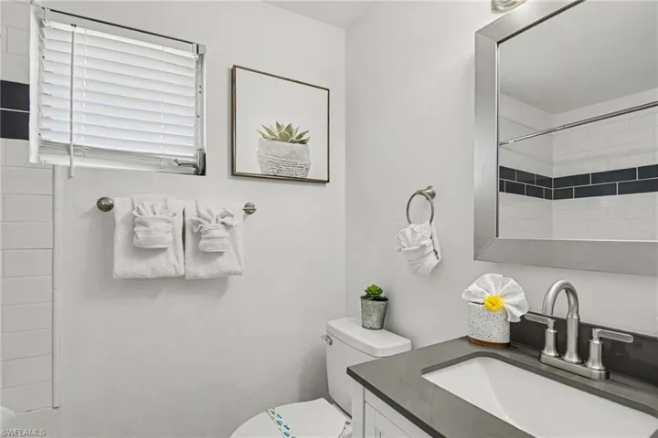 Full bathroom en-suite to Primary Bedroom