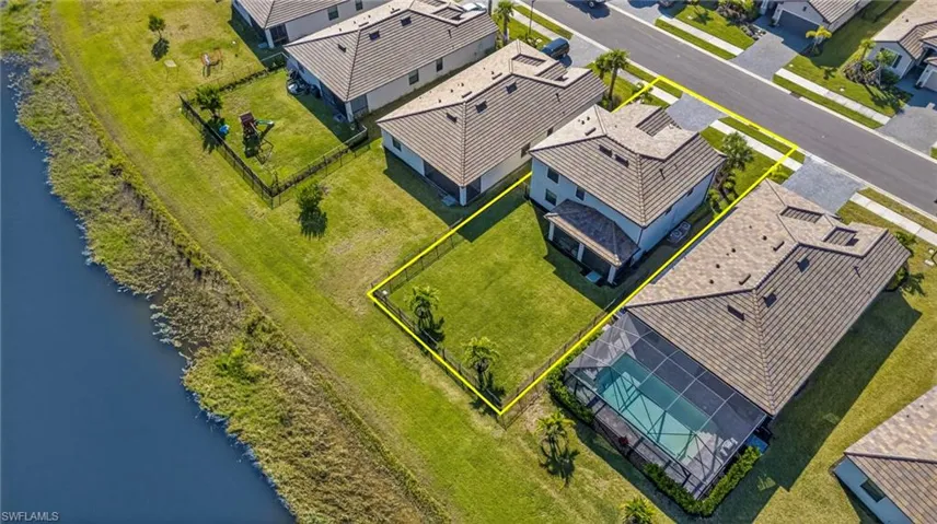 Aerial view of residential area featuring property parcel outlined