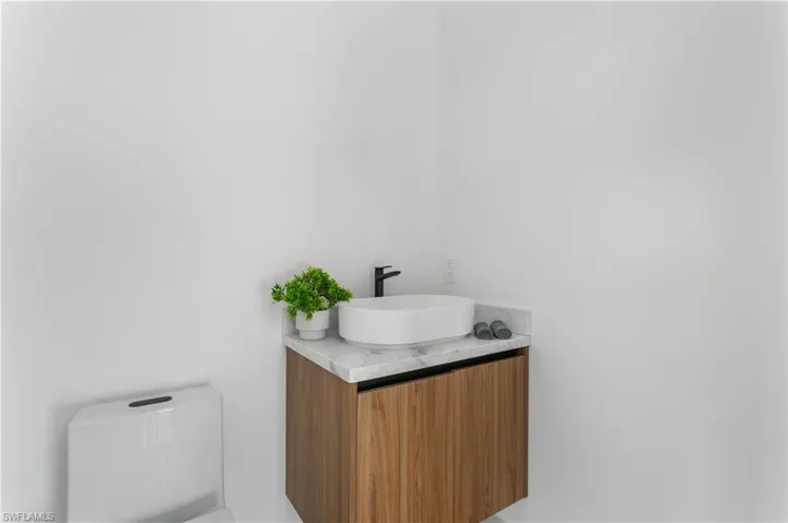 Outdoor half bathroom